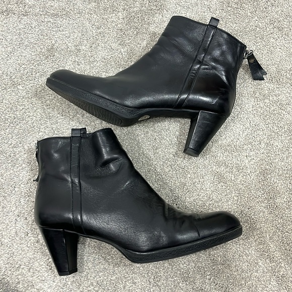 Stuart Weitzman Size 8.5 Black Leather Zip Up Heeled Ankle Boots - Picture 1 of 8
